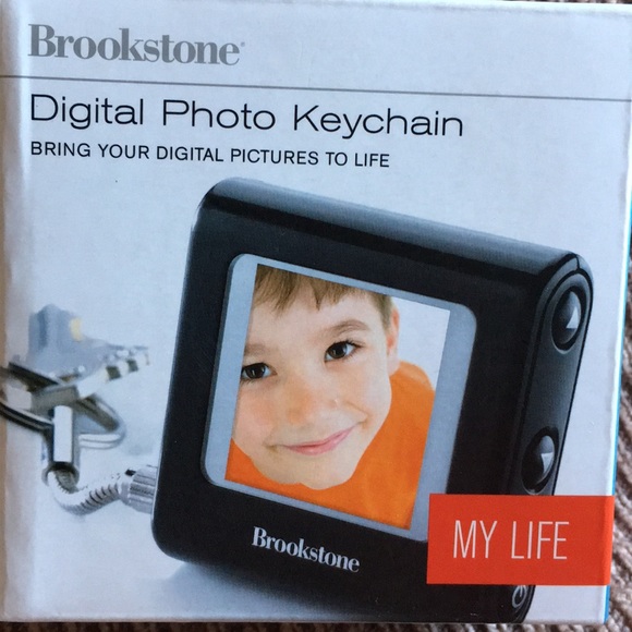 Brookstone Digital Photo Keychain AND Protector - Picture 8 of 9